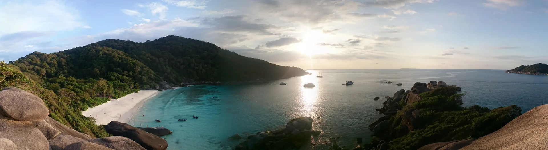 ทิวทัศน์หมู่เกาะสิมิลันจากจุดชมวิว / Similan panorama from Sail Rock